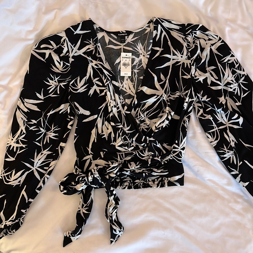Long sleeve crop tie top